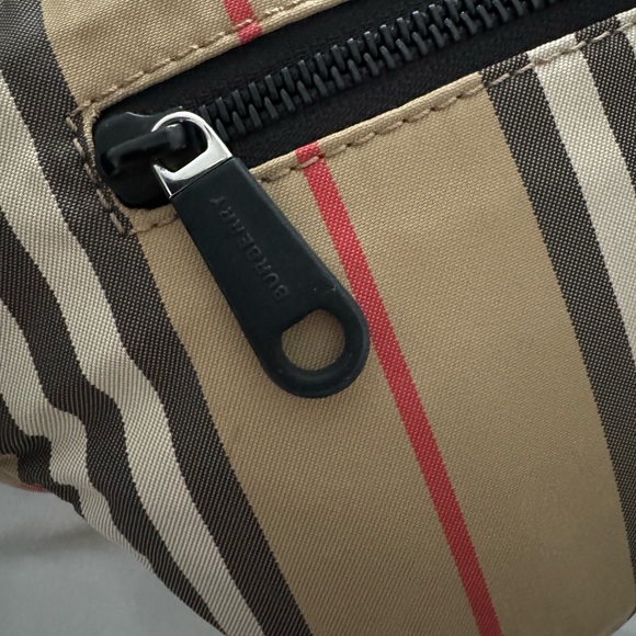 EUC Burberry Belt Bag - Unisex in Vintage Check - Picture 7 of 10